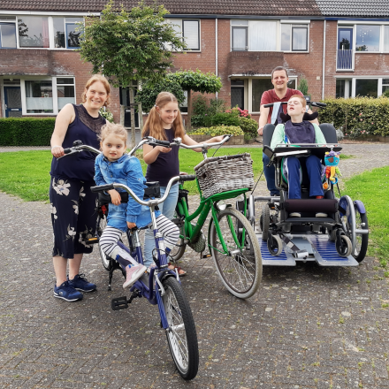 gezin met rolstoelbakfiets
